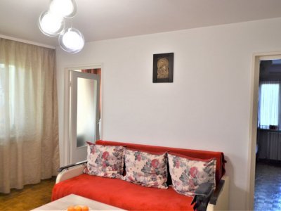 Apartament 3 camere, etaj inferior, zona Piata I.L. Caragiale