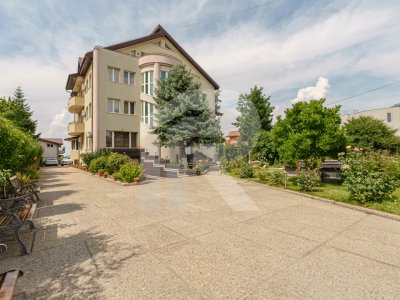 Casa cu teren de 3000 mp - ponton la lac - piscina si casa de oaspeti