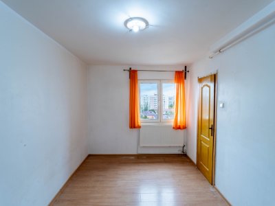 Garsoniera pentru buget mic, Titan Postavarul