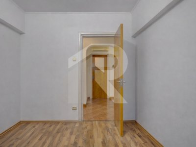 PIAȚA REȘIȚA, 3 CAMERE, 73 MP TOTAL, CENTRALA PROPRIE, LOC PARCARE!