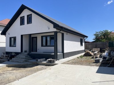 Oportunitate! Casa la sol, 3 camere, posibilitate mansardare, Valu lui Traian!