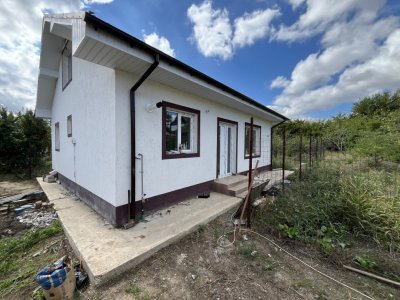Exclusivitate! Casa cocheta la sol, 3 camere, partea dreapta, Valu lui Traian!