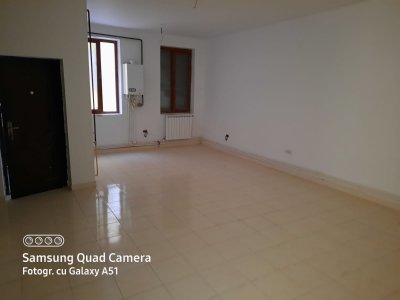 Apartament 3 camere decomandat,parter.80mp.,gaze,bloc nou Centru