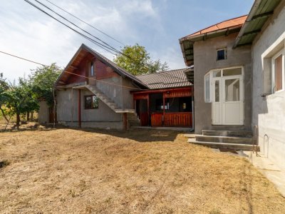 Casa  cu 4 camere in Sat Bujoi, Comuna Bogați+ Anexe + Teren 2693 mp