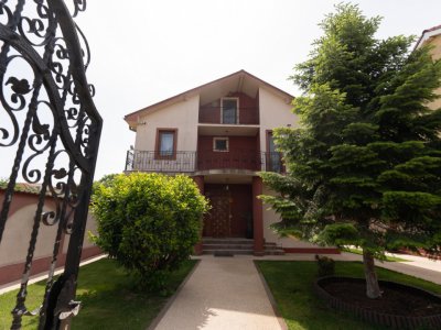 COMPOZITORI - Casa deosebita de inchiriat