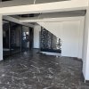 Apartament modern cu balcon generos și acces la piscină thumb 14