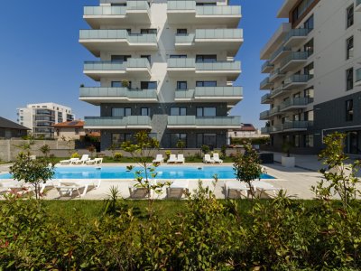 Apartament elegant si luminos cu terasa, la 2 pasi de plaja decomandat