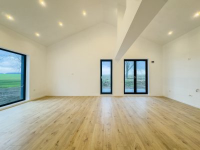 Casa la sol in Valu lui Traian, pe partea dreapta, ST 400mp