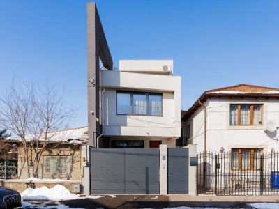 Vilă P+1+2 retras Zona Delfinariu-finisaje calitate-5 camere-3parcari-3terase