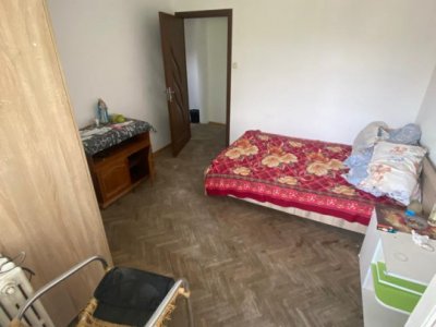  apartament  in zona SCOALA 8, 2 camere decomandate conf 2, etaj 3