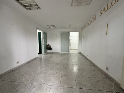 Comision 0: Spatiu comercial cu vad pietonal, intrare din strada