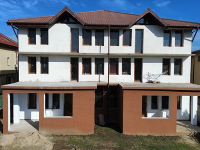 Duplex de vânzare – Oportunitate pentru dezvoltatori sau familie mare