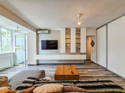 Apartament 3 camere complet renovat de vânzare în Baba Novac