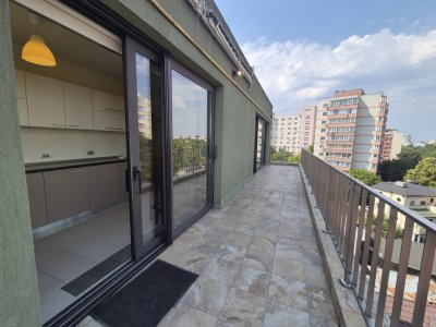 Un penthouse pe doua niveluri – spațiu, lumina și liniște