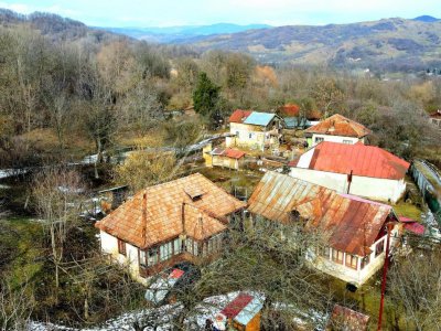 Teren generos de 3.948 mp cu 2 imobile vechi intabulate – Provița de Sus, PH